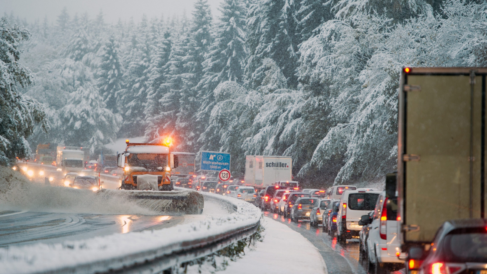 Chaos Komunikacyjny W Austrii I Bawarii Snieg Zasypal Autostrady